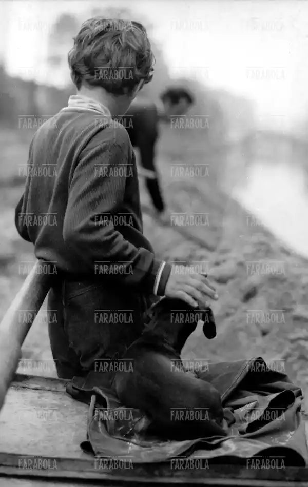 Barcaiolo dei Navigli con il figlio, Milano, anni 60 - Farabola Immagine digitale