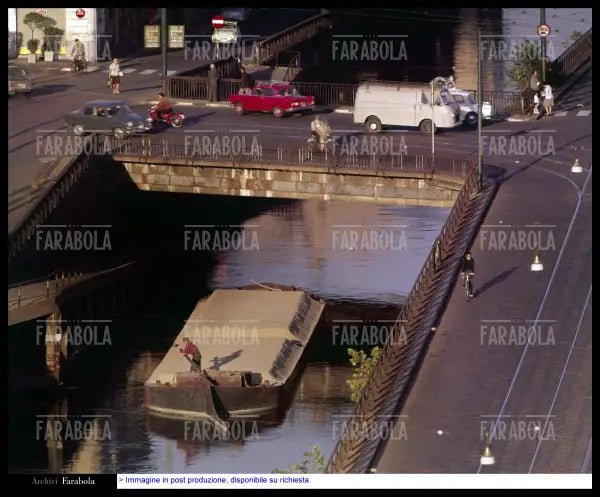 Barcone sul Naviglio Grande, Milano, anni 60 - Farabola Immagine digitale