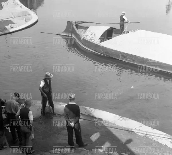Barcone sul Naviglio, Milano, 1950 - Farabola Immagine digitale