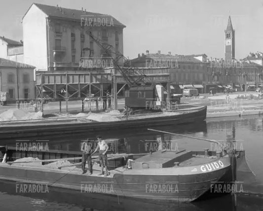 Barcone sul Naviglio, Milano, 1950 - Farabola Immagine digitale