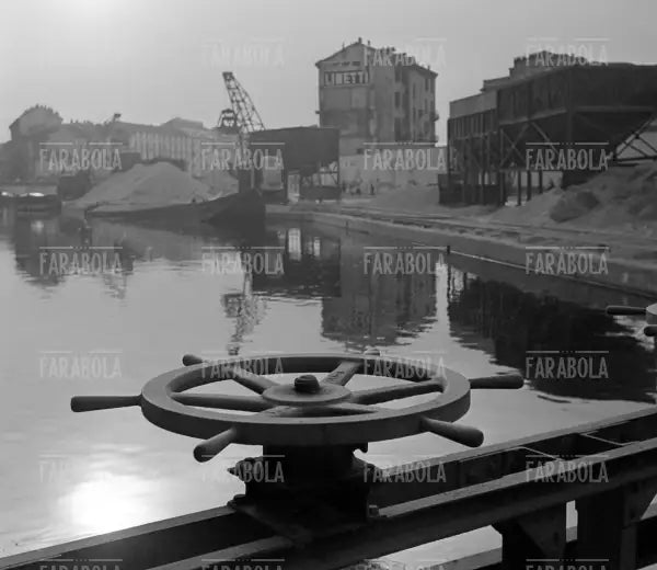 Barcone sul Naviglio, Milano, 1952 - Farabola Immagine digitale