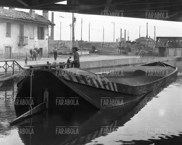 Barcone sul Naviglio, Milano, anni 40 - Farabola Immagine digitale