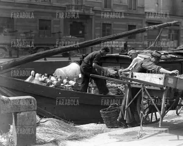 Barcone sul Naviglio, Milano, anni 40 - Farabola Immagine digitale