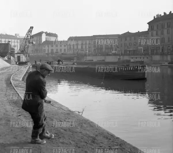 Barcone sul Naviglio nella Darsena Ticinese, Milano, 1954 - Farabola Immagine digitale