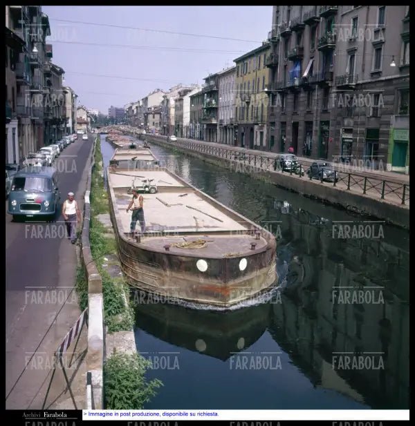 Barconi sul Naviglio Grande, Milano, anni 50 - Farabola Immagine digitale