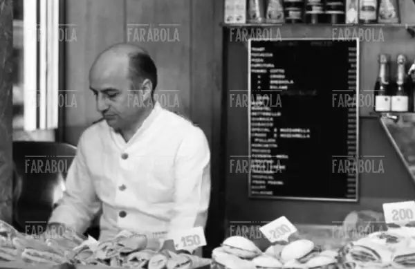 Barista prepara i panini, Milano, 1975 - Farabola Immagine digitale