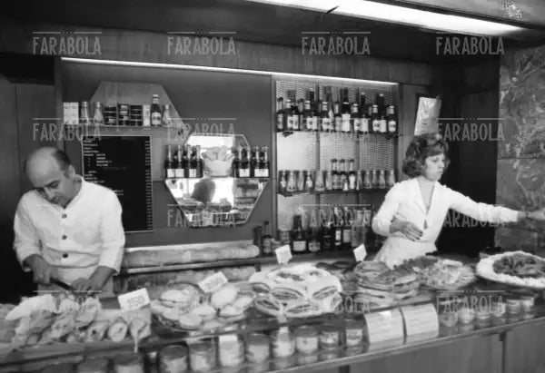 Baristi preparano i panini, Milano, 1975 - Farabola Immagine digitale