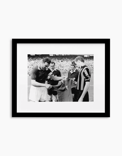 Bearzot e Mazzola, Torino-Inter 1963 — stampa fine art con cornice nera