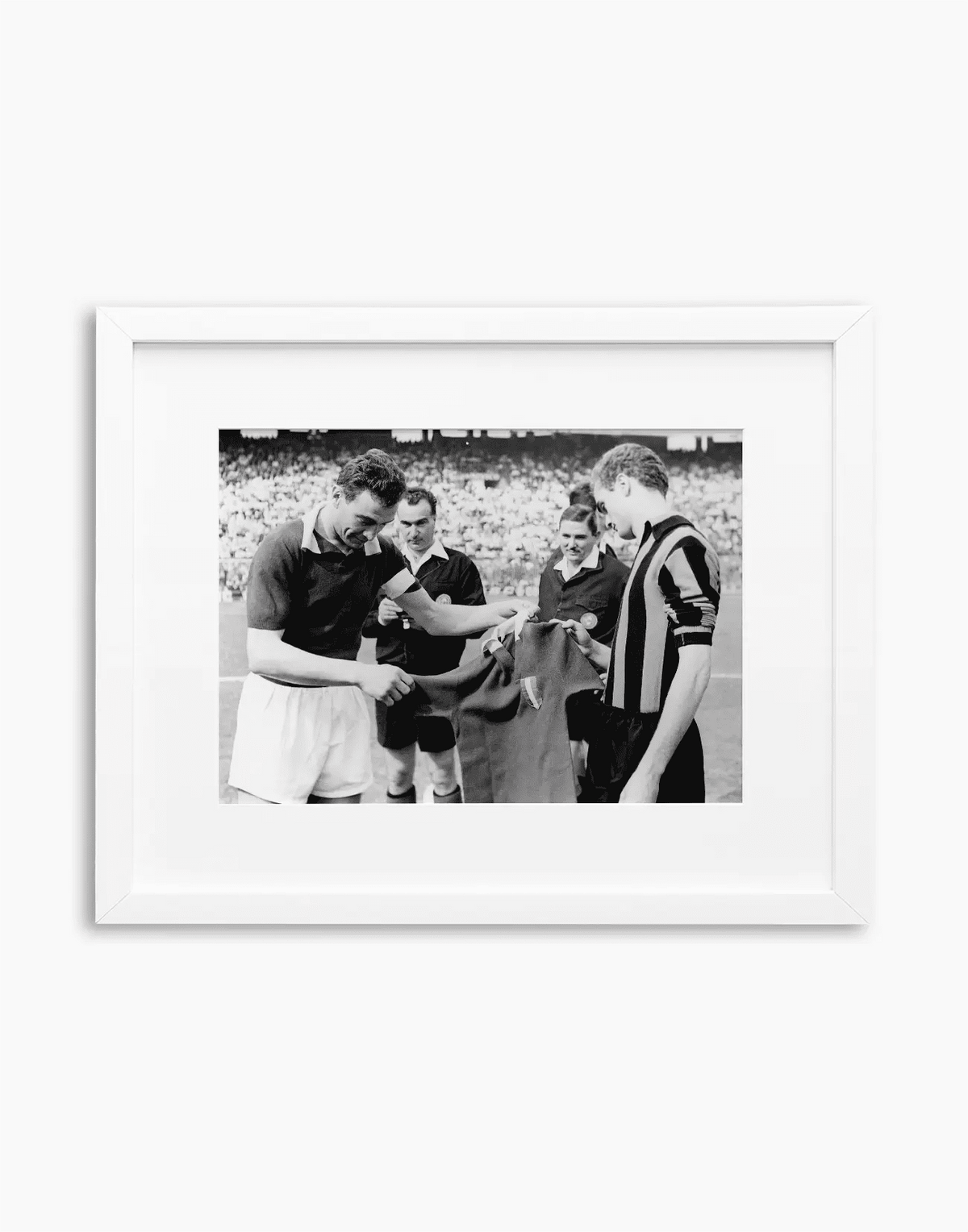 Bearzot e Mazzola, Torino-Inter 1963 — stampa fine art con cornice bianca