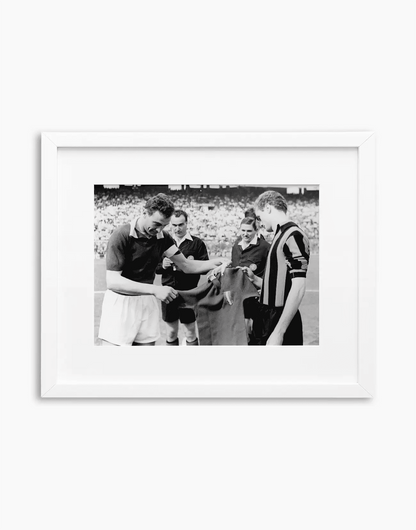 Bearzot e Mazzola, Torino-Inter 1963 — stampa fine art con cornice bianca