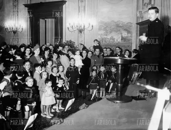 Befana fascista ad un dopolavoro aziendale, Genova, 1935 - Farabola Immagine digitale