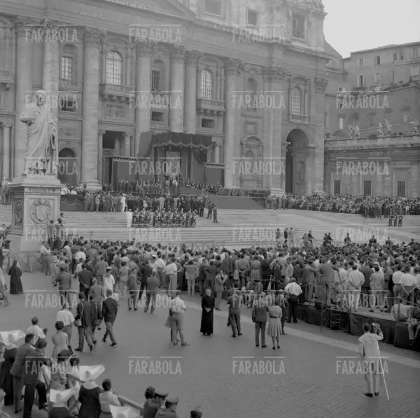 Benedezione degli atleti in Piazza San Pietro, Olimpiadi di Roma, 1960 - Farabola Immagine digitale