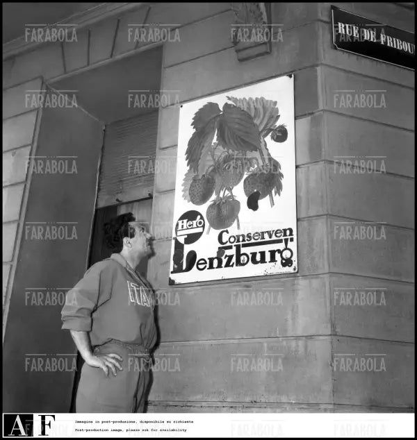 Benito Lorenzi davanti a un manifesto pubblicitario, Mondiali in Svizzera, 1954 - Farabola Immagine digitale