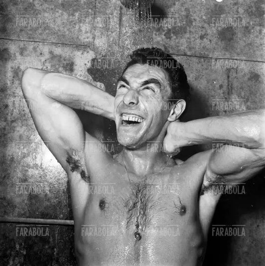 Benito Lorenzi fa la doccia dopo Inter vs Torino, Milano, 1951 - Farabola Immagine digitale