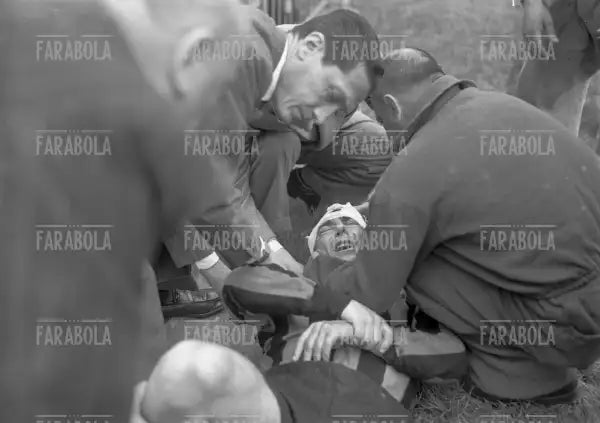 Benito Lorenzi soccorso dopo infortunio, Inter vs Palermo, 1953 - Farabola Immagine digitale