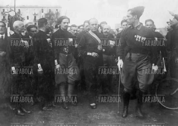 Benito Mussolini a Napoli, 1922 - Farabola Immagine digitale