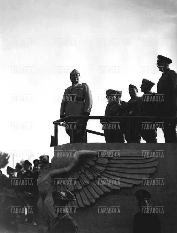 Benito Mussolini assiste a una sfilata a Villa Glori, Roma, 1941 - Farabola Immagine digitale