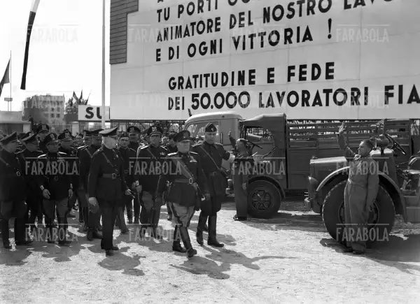 Benito Mussolini negli stabilimento Fiat Mirafiori, Torino, 1939 - Farabola Immagine digitale