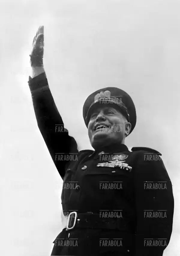Benito Mussolini nel saluto romano, Roma, 1940 - Farabola Immagine digitale