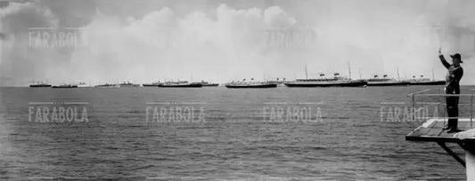 Benito Mussolini passa in rassegna le unità della Marina, Genova, 1926 - Farabola Immagine digitale