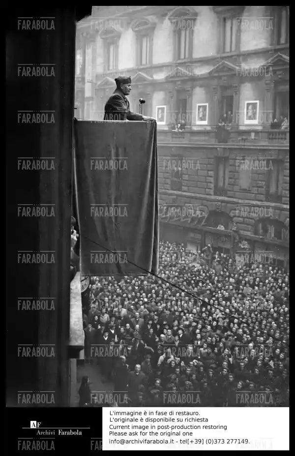 Benito Mussolini sul balcone parla alla folla in via Dante, Milano, 1944 - Farabola Immagine digitale
