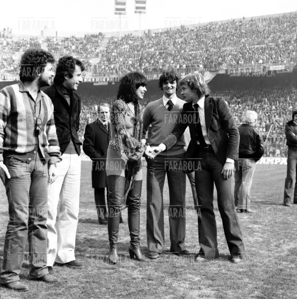 Beppe Grillo, Renato Cipollini, Nadia Cassini, Alessandro Altobelli e Angiolino Gasparini, Milan vs Inter, 1978 - Farabola Immagine digitale