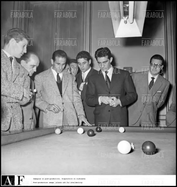 Beraldo, Silvestri, Walter Chiari e Buffon nella sede del Milan, 1954 - Farabola Immagine digitale