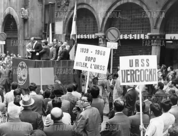 Bettino Craxi alla manifestazione in solidarietà della Cecoslovacchia, 1968 - Farabola Immagine digitale