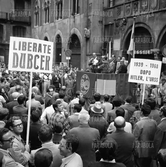 Bettino Craxi alla manifestazione in solidarietà della Cecoslovacchia, 1968 - Farabola Immagine digitale