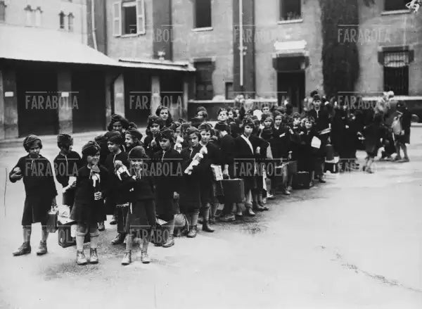 Bimbe al rientro da una colonia estiva, Milano, 1930 - Farabola Immagine digitale