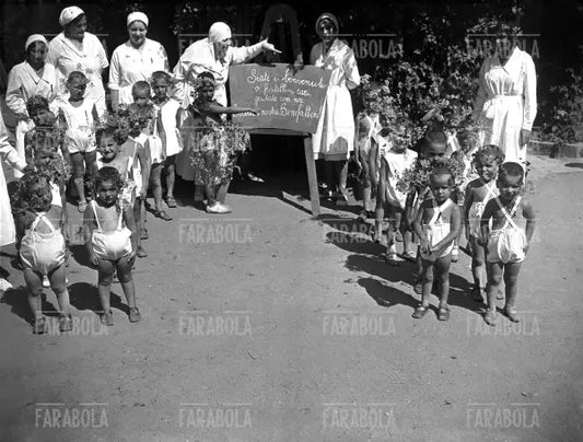 Bimbi di una colonia dell'Opera Maternità Infanzia, 1932 - Farabola Immagine digitale