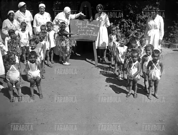 Bimbi di una colonia dell'Opera Maternità Infanzia, 1932 - Farabola Immagine digitale