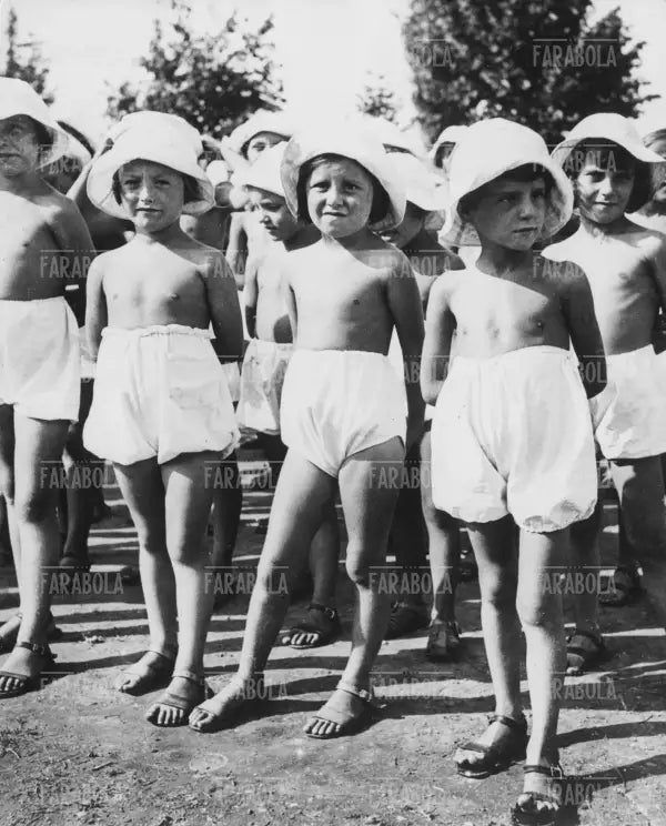 Bimbi ospiti della colonia Elioterapica di Rho, Milano, 1938 - Farabola Immagine digitale