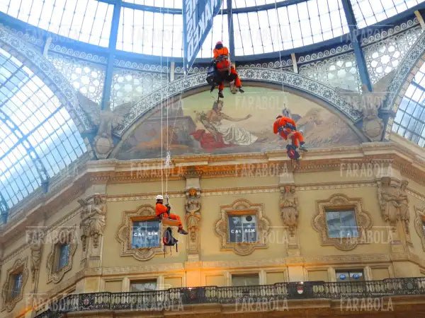 Blitz di Greenpeace in Galleria Vittorio Emanuele II, Milano, 2014 - Farabola Immagine digitale