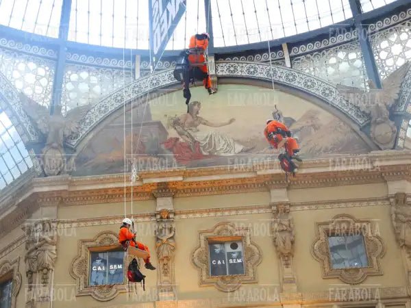 Blitz di Greenpeace in Galleria Vittorio Emanuele II, Milano, 2014 - Farabola Immagine digitale