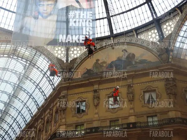 Blitz di Greenpeace in Galleria Vittorio Emanuele II, Milano, 2014 - Farabola Immagine digitale