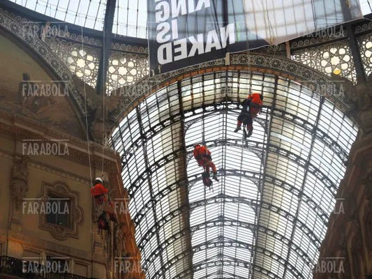 Blitz di Greenpeace in Galleria Vittorio Emanuele II, Milano, 2014 - Farabola Immagine digitale