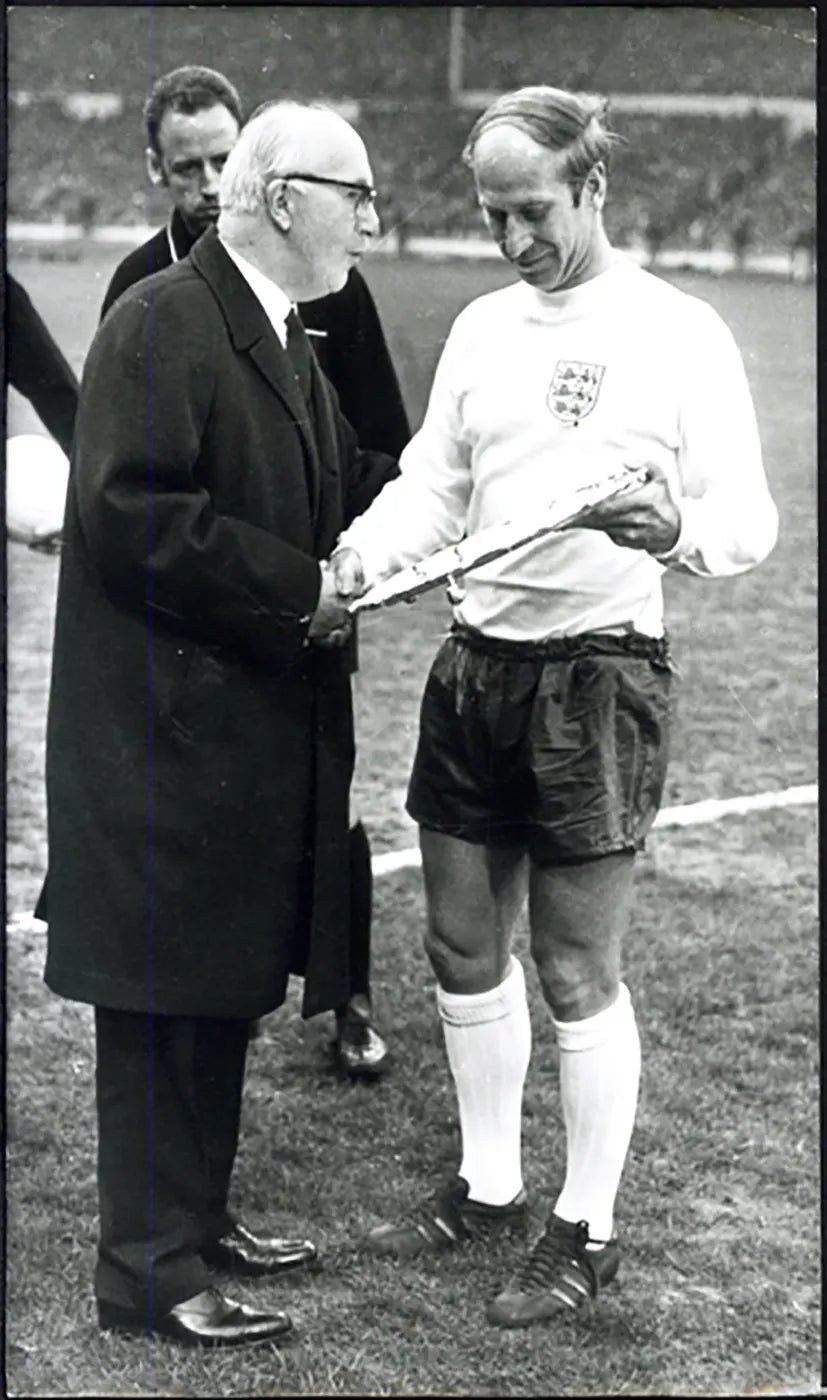 Bobby Charlton 100 gare con Inghilterra 1970 Ft 5762 - Stampa 26x15 cm - Farabola Stampa ai sali d'argento