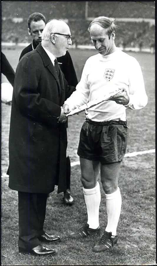 Bobby Charlton 100 gare con Inghilterra 1970 Ft 5762 - Stampa 26x15 cm - Farabola Stampa ai sali d'argento