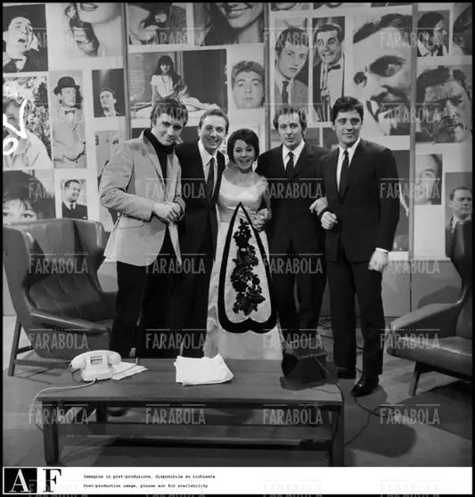 Bobby Solo, Mike Bongiorno, Timi Yuro, Domenico Modugno e Sacha Distel, 1965 - Farabola Immagine digitale