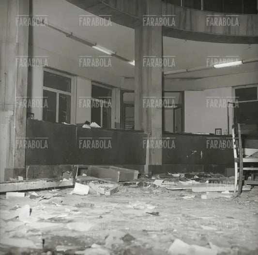 Bomba alla Banca Nazionale dell'Agricoltura in Piazza Fontana, Milano, 1969 - Farabola Immagine digitale