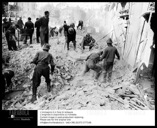 Bombe a Milano, 1943 - Farabola Immagine digitale