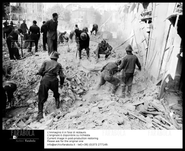 Bombe a Milano, 1943 - Farabola Immagine digitale