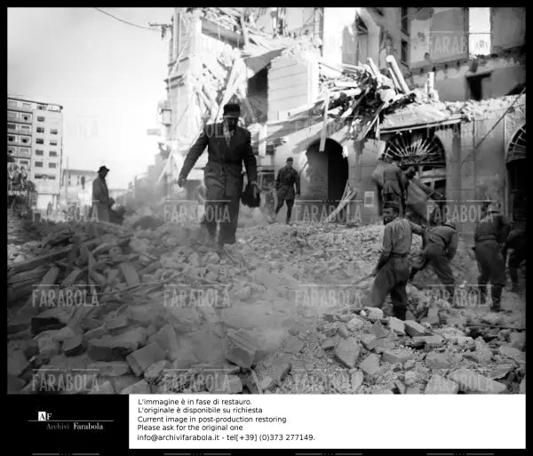 Bombe a Milano, 1943 - Farabola Immagine digitale