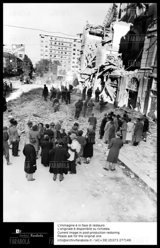 Bombe a Milano, 1943 - Farabola Immagine digitale