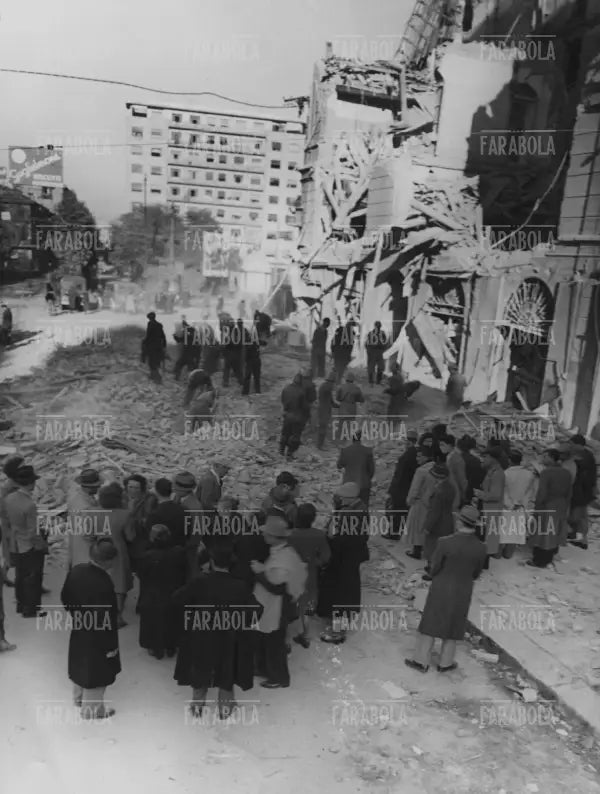 Bombe a Milano, anni 40 - Farabola Immagine digitale