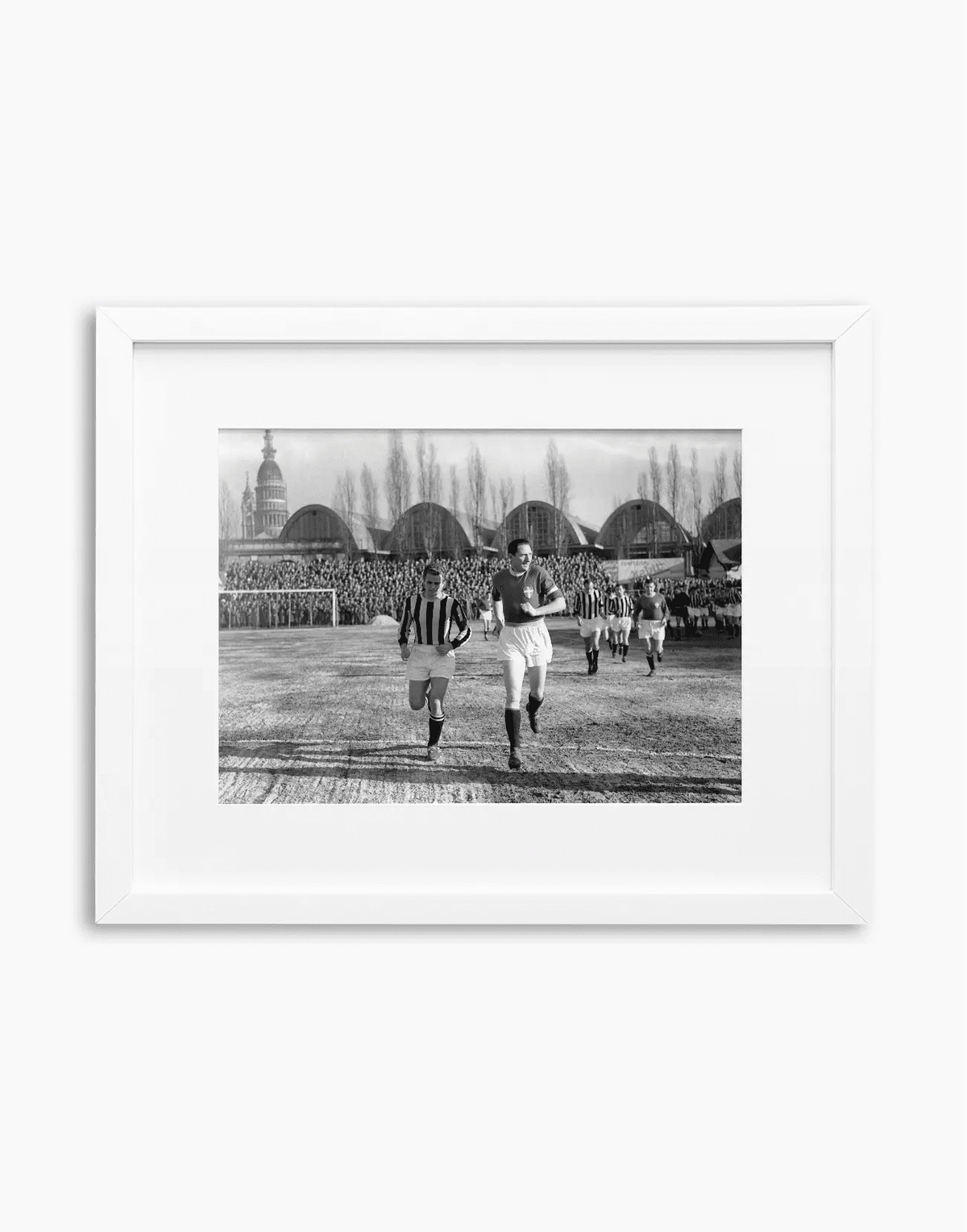 Boniperti e Piola, Novara-Juventus 1952 — stampa fine art con cornice bianca