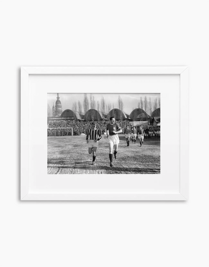 Boniperti e Piola, Novara-Juventus 1952 — stampa fine art con cornice bianca