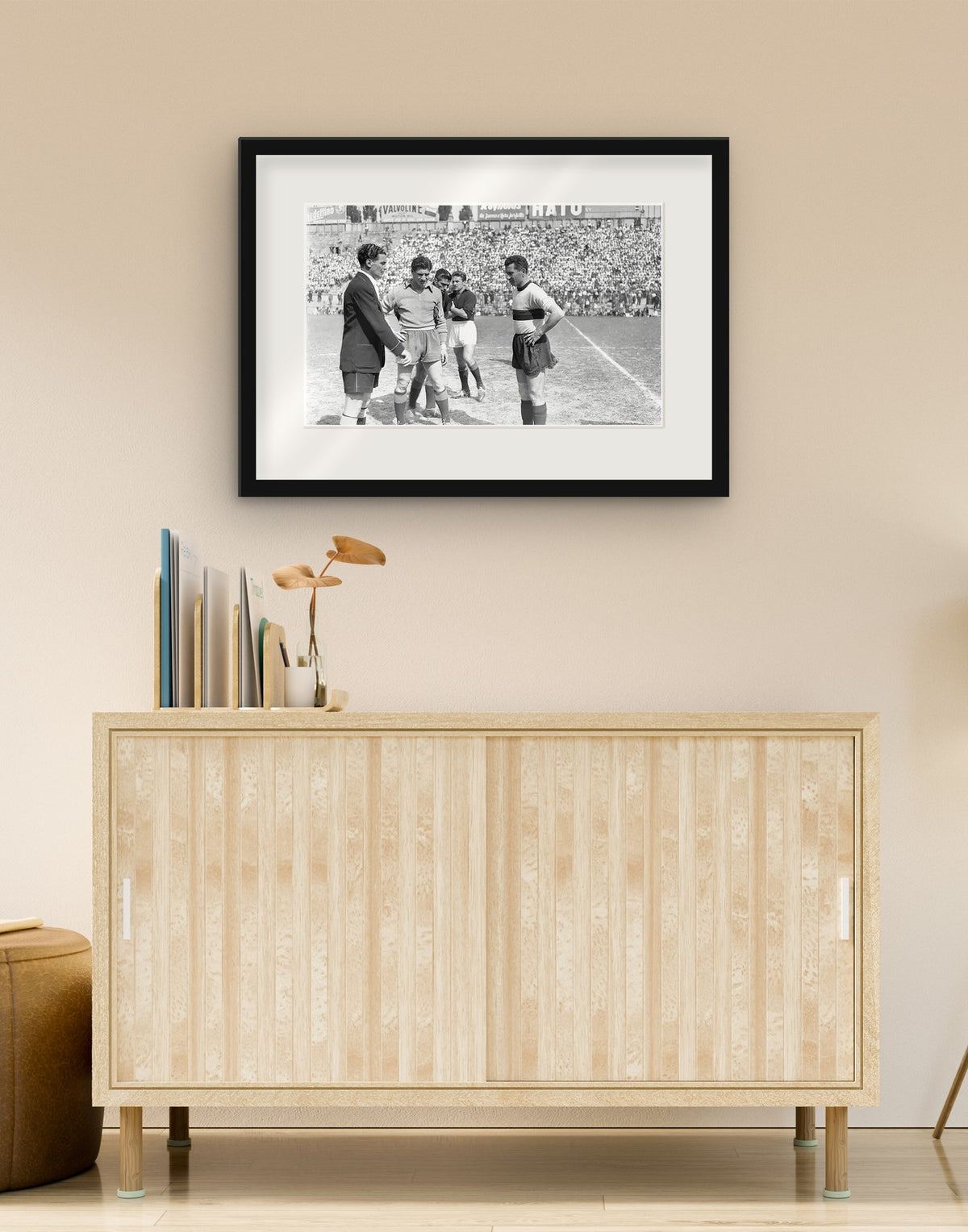 Fine-Art-Druck von „Bonomi und Risorti, AC Mailand-Roma 1950“ mit schwarzem Rahmen und Passepartout, im Wohnzimmer über einer Anrichte aufgehängt