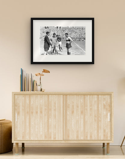 Fine-Art-Druck von „Bonomi und Risorti, AC Mailand-Roma 1950“ mit schwarzem Rahmen und Passepartout, im Wohnzimmer über einer Anrichte aufgehängt